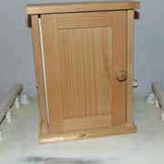 Drvena zidna polica - kutija - za ključeve