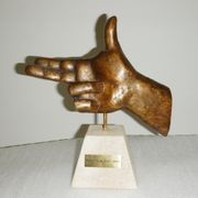 Anto Jurkić : " RUKA KOJA ŽIVOT ZNAČI " - skulptura , bronca