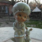 Porculanska figura "Dječak sa zecom"