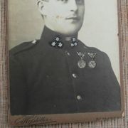 Stara ručno retuširana fotografija - kartonka časnika sa ordenjem