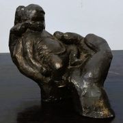 Skulptura - u majčinskim rukama