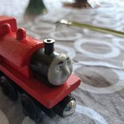 Drvena lokomotiva - vlak crveni