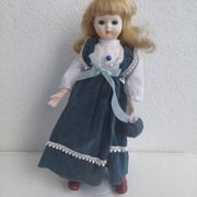 Porculanska lutka plave kose, pliš haljina, 46 cm