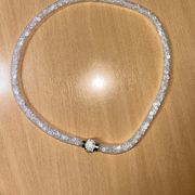 Bijela ogrlica s cirkonima na magnet