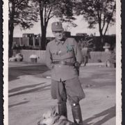 Vojnik sa psom ,  stara razglednica