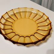 Stakleni tanjur za posluživanje boje jantara