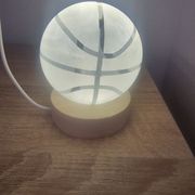 Noćna lampa u obliku košarkaške lopte 8cm sa bazom(adapter nije uključen)