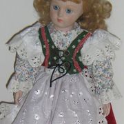 Lutka vintage u novoj haljini narodne nošnje