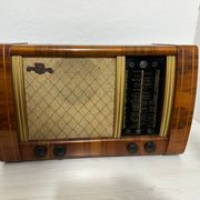 Vintage drveni radio Nikola Tesla,izvana u super stanju, pali se i zuji