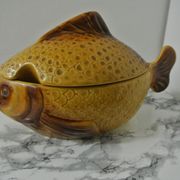 Velika rijetka keramicka posuda u obliku ribe sa poklopcem