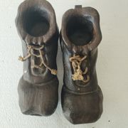 Stare drvene cipele za ukras ili reklamu