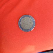 Grčka kovanica 2€ iz 2002. utisnuto slovo "S"
