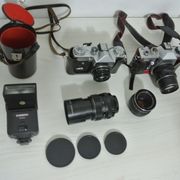 Praktica i Zenit stari fotoaparati sa objektivima,sve kao na slikama